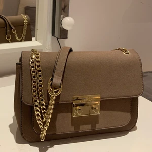 Axelväska från ”ByLundemo” - OPRAH BEIGE BAG Brun/beige väska som är helt slutsåld. Den har aldrig kommit till användning. Köpt för 2 500kr💕