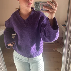 Lila stickad tröja weekday - Lila stickad tröja från weekday. Såå varm och mysig. Perfekt till hösten! Storlek xs men oversized, har vanligtvis storlek s.