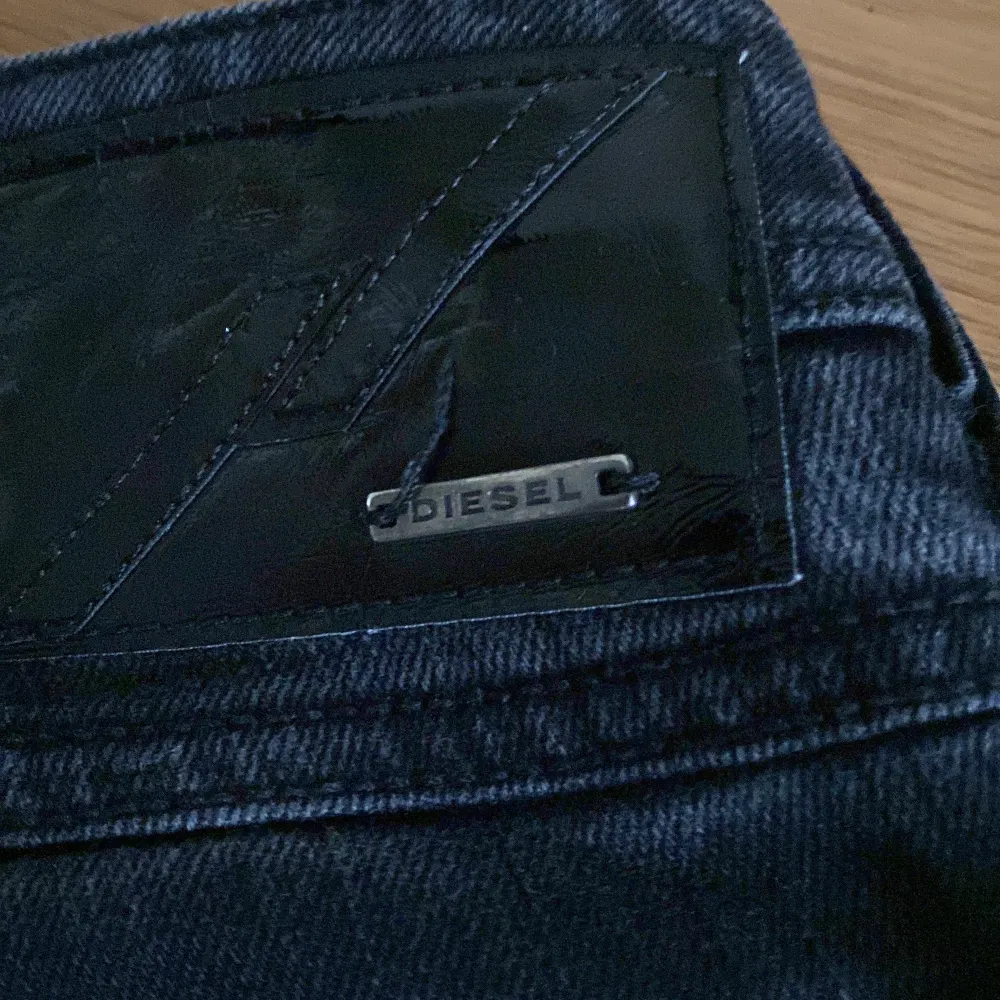 Ett par diesel jeans min mamma hade när hon var i min ålder. Vill veta vad folk skulle kunna ge för sånna hära jeans modelen är (ronhy diesel jeans) . Jeans & Byxor.