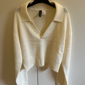Vit tröja med krage  - Säljer denna cremevita tröjan med krage från h&m divided, endast använd en gång då det inte var min stil. Storlek XS🤍