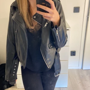 Skinnjacka - Jätte fin skinnjacka från zara som jag sällan andvönder nuförtiden jätte snygg älskar till jeans