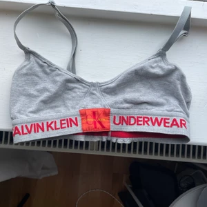 calvin klein topp - en calvin klein ”topp” som jag inte använder längre, skulle säga att det passar en A kupa beros på om man är S eller M