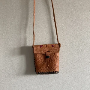 Liten handväska från afrika - liten handväska från afrika. mått cirka 15x12x5 cm