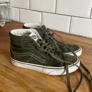 Höga vans - Säljer ett par snygga mörkgröna höga vans då de är försmå. Vansen har inte kommit till jättemycket användning då de snabbt blev försmå. Storlek 35👌🏽Pris kan diskuteras 