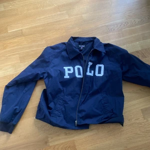 Ralph Lauren Jacka (M) - Ralph lauren jacka i medium, är rätt kort.