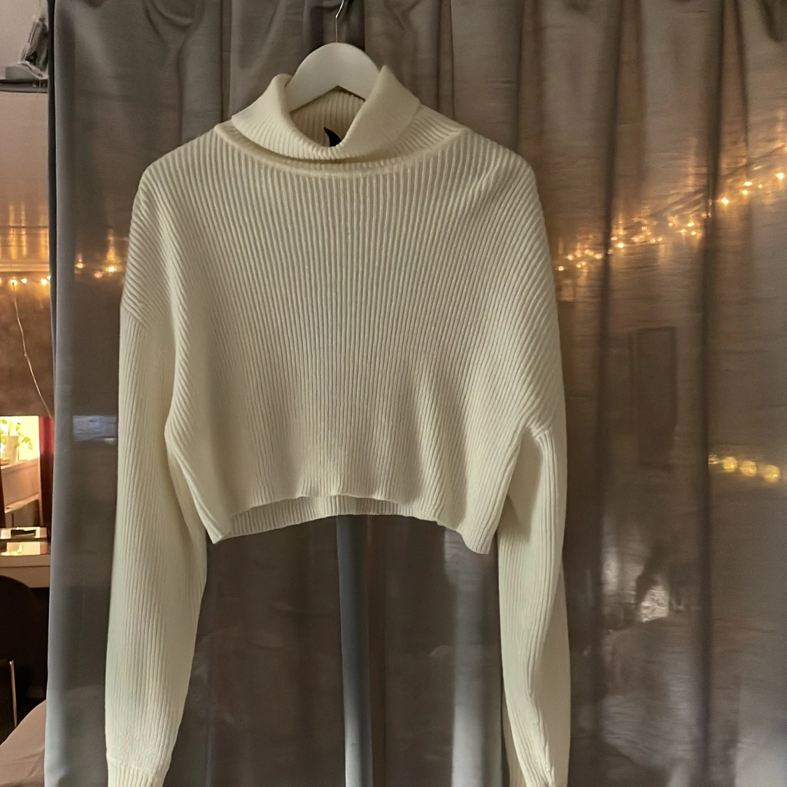 Stickad polotröja från H&M. Använd några gånger men den är i nyskick.  - 91