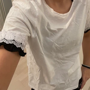 T-shirt zara - Zara T-shirt med spets detaljer på ärmarna❤️