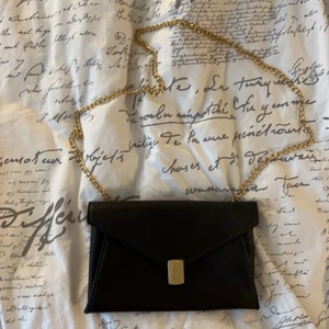 Helt oanvänd svart läder väska 100 kr  - Svart läder väska helt oanvänd med guld kedja 