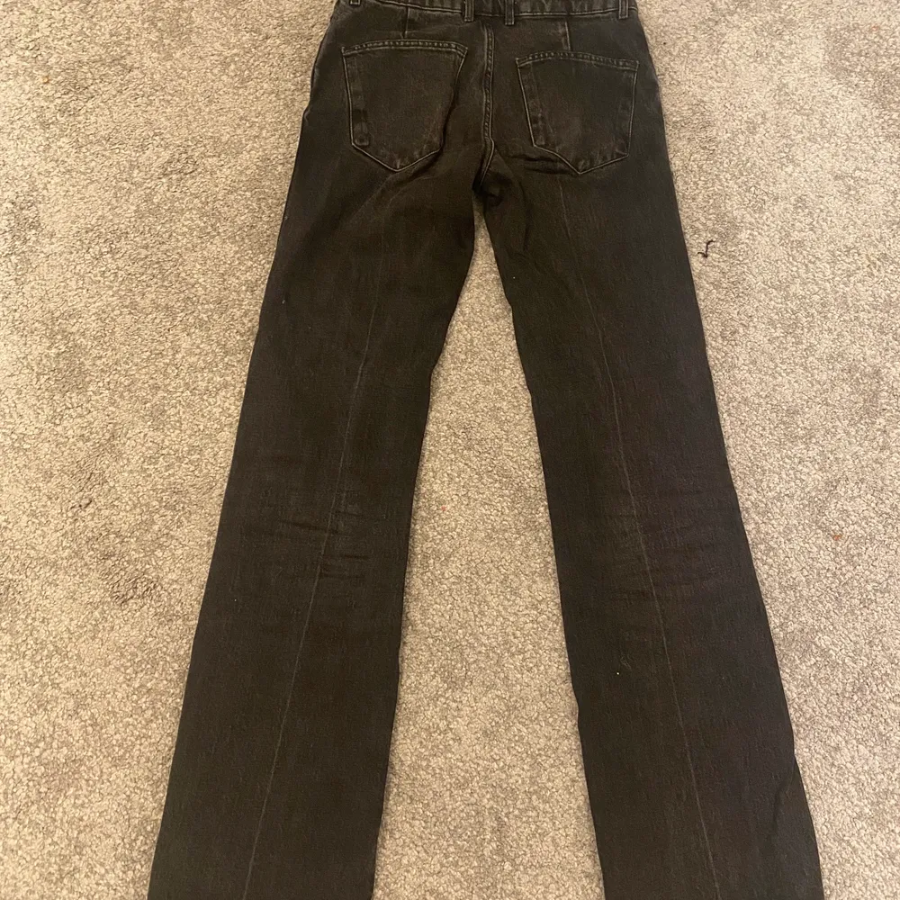 Svarta jeans från zara som är helt slutsålda. De är raka i modellen och tycker om de väldigt mycket men tyvärr är de lite för små på mig. Väldigt fint skick och passar till väligt mycket. Slitningar längst ner vilket är en fin detalj. Pris kan diskuteras.. Jeans & Byxor.