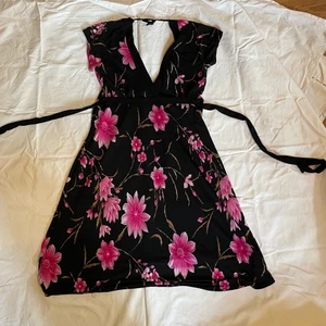 Klänning med blommor  - Så söt svart klänning med rosa blommor Står ingen storlek men skulle säga S 50kr + frakt 🫀🫀