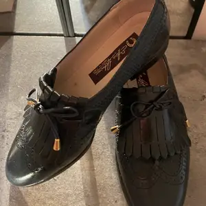 Hej! Säljer ett par äkta skor ifrån Italien i storlek 36. Vero cuosio skor kan ha ett värde från 2000-7000kr om inte mer. Superfina och i ett väldigt bra skick, loggorna finns kvar och om ni vill ha fler bilder är det bara att skriva!!:)
