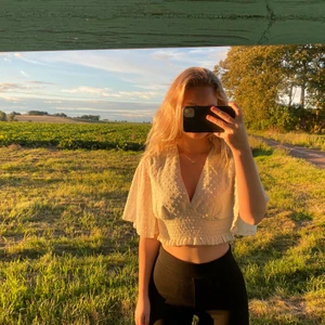 Vit blus  - Jättesöt vit blus från Shein med fina detaljer som inte kommer till användning. Frakt är inte inräknat i priset💕