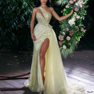 Fest klänning  - Helt ny klänning i färgen blå Storlek 36/38 Köpt ifårn Butik Diamant i Norrköping  Ord Pris: 7000 kr Mitt pris 5500 kr Pris går att diskuteras vid snabb affär.