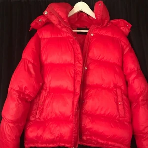 Röd jacka  - Röd dunjacka från BIKBOK. använd endast några gånger. (Lånad 2a bild) 