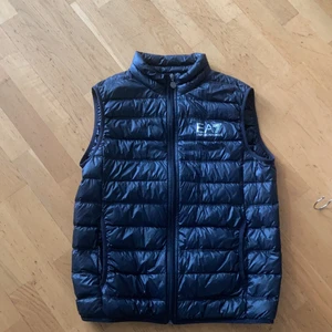 Armani väst  - Den är i ganska bra skick och i storlek xl. Den passar om man är ungefär 180. Den sitter hyfsat tajt.