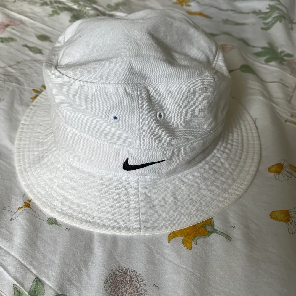 Snygg vit Nike buckethat. Skick 9/10. Accessoarer.