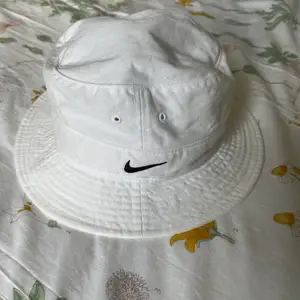 Snygg vit Nike buckethat. Skick 9/10