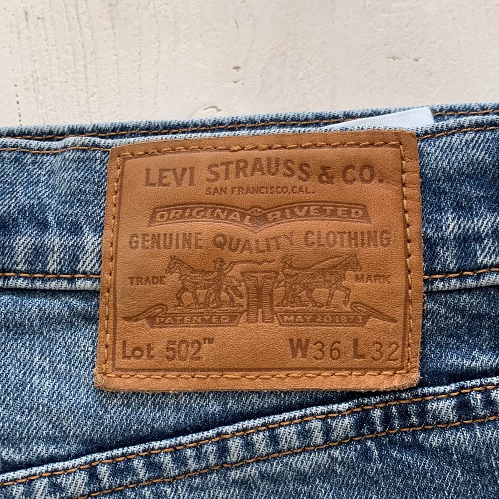Levis 502 jeans, knappt använda, inga fläckar etc. Sitter bra med ett skärp men är lite stora för mig. Skick 9/10. Pris 450 kr. Köparen står för frakten.. Jeans & Byxor.