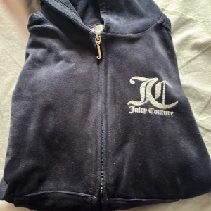 Juicy couture tröja - Juicycoture tröja som är marinblå/mörkblå men när det är mörkt så blir den svart
