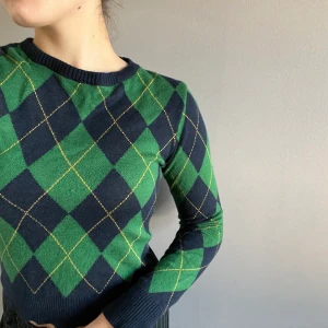 Rutig tröja Stradivarius - Grön/mörkblå rutig tröja från Stradivarius i strl. S. Är använd ett fårtal gånger, säljer pga att den inte kom till använding. 