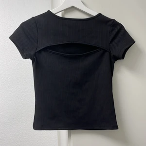 Topp - Säljer denna super snygga svarta festtoppen ifrån Ginatricot i stl S. Toppen passar även bra till er som har stl XS. Frakten ingår ej i priset. 