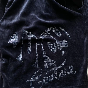 Juicy Couture - Inköpt i London, knappt använd. Kan inte minnas en enda gång jag haft på mig den haha… den behöver en ny ärgare! Köparen står för frakt 👍🏼💙💙🙏🏼