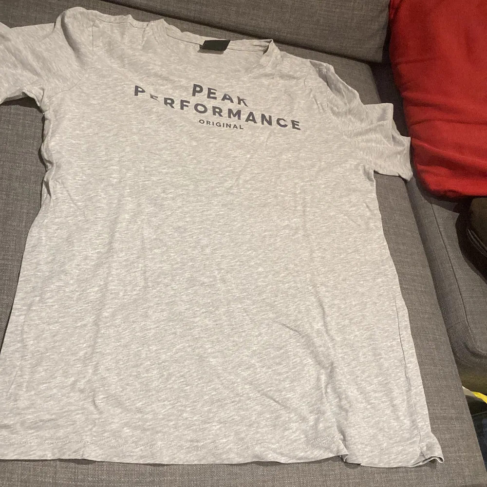 Säljer min vanliga peak performance t-shirt, den är i bra skick och väldigt fin. Använde under ett tag men den har inga tecken på användning. . T-shirts.
