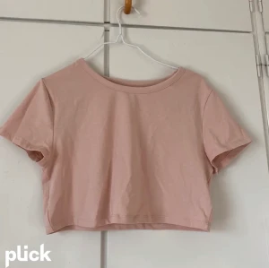 Rosa t-shirt - Super gullig rosa t-shirt från h&m, modellen på tröjan är cropad