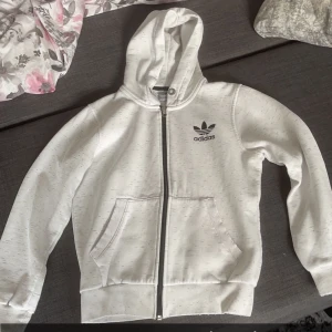 Helt ny adidas kofta  - Helt ny adidas kofta i storlek M 150kr+ frakt 
