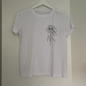 Tshirt  - Vit T-shirt med svart tryck på i storlek S, aldrig använd och är fin i skicket