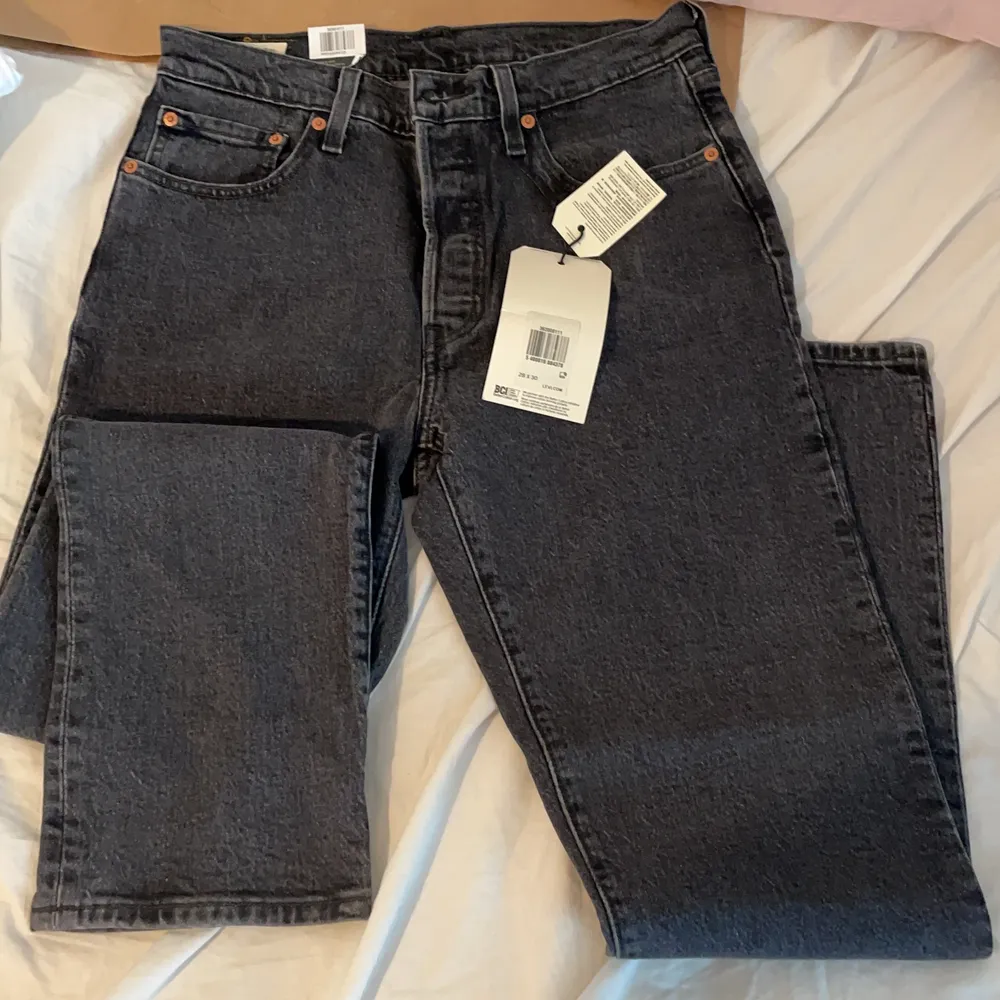 Levis jeans i storlek 28x30, säljes pga fel storlek. Aldrig använd. Modell 501 svart. . Jeans & Byxor.