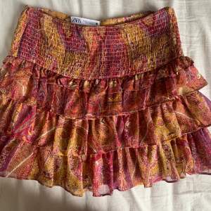 Säljer denna kjol från zara, den är super söt och passar perfekt på mig som är 165💋 skriv privat om ni är intresserade 
