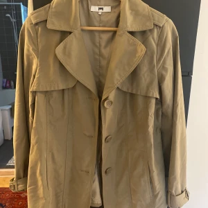 Militärgrön Jacka Joy - Jacka från Joy som inte används. Inga defekter. Måste bara strykas annars är den i perfekt skick. Stl 40 men passar som en 36-38 också.