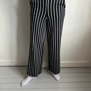 Randiga byxor   - Randiga byxor  från Gina Tricot i storlek XS