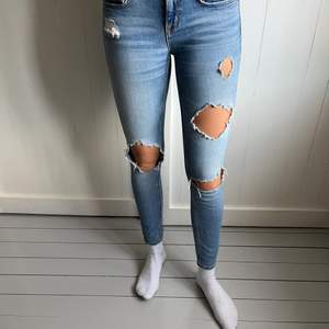 Jeans från Gina Tricot i serien kristen i strl 28. 