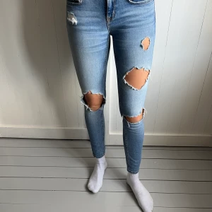 Jeans  - Jeans från Gina Tricot i serien kristen i strl 28. 