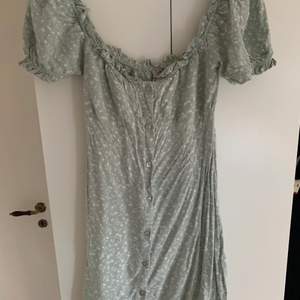 Mintgrön blommig fin klänning från Nelly, storlek 36. Tvättas innan köp. Använd vid max 3 tillfällen.