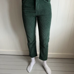 Gröna byxor  - Gröna byxor från Gina Tricot i strl 34. Knappt använda och i fint skick!  
