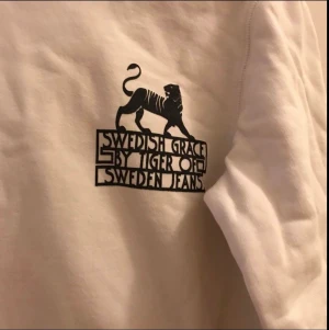 Tigerofsweden hoodie - använd 1-2 gånger. Nypris 1500kr, säljs ej på hemsidan längre. Frakt tillkommer