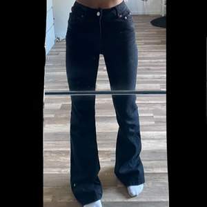 Zara utsvängda jeans med högmidja. Jätte fina jeans men lite för långa för mig. Aldrig använda. De är i storlek 34 men är väldigt stretchiga.