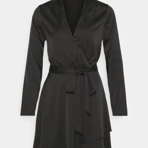 Belted wrap dress - Köpt från Nelly , nypris 499. Använd endast en gång, precis som ny.  Säljer då den är alldeles för stor för mig.