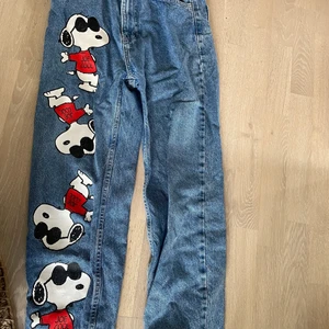 Jeans med tryck - Sköna och snygga jeans med tryck! Högmidjade och inga tecken på användning! Köpte från zalando 