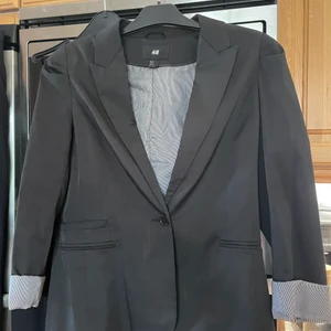 Kavaj  - Kavaj storlek M . Passar till alla tillfällen Sparsamt använd   . Köparen står för frakt 