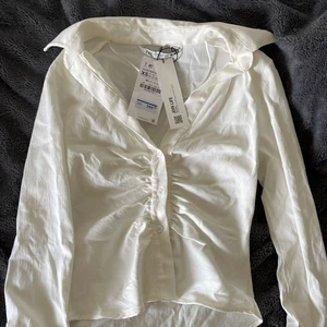 Zara topp - Jättefin skjorta från zara i st Xs, har aldrig kommit till användning och därför jag säljer💕  skjortan säljs inte längre på Zara och därmed säljer jag den för nästan nypris men priset kan diskuteras vid köp!💕⚡️
