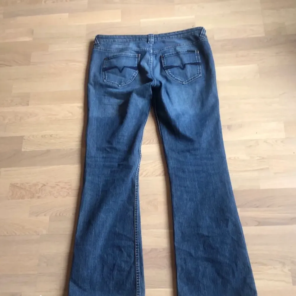 Low waist jeans med broderad bakficka köpta secondhand säljer då dom inte passar mig Säljer ändats vid bra bud. Jeans & Byxor.