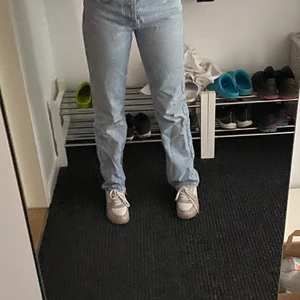Midrise zara jeans  - Säljer dessa byxor då de tyvärr inte kommer till användning, innerbenslängden är ca 82. Nypris 300