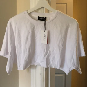 Crop tee strl M  - En oanvänd crop top i strl M från CIDER 🌼 frakt tillkommer 