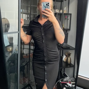 Svart klänning - Formar sig fint efter kroppen. Använd hudfärgade underkläder så lyser det ej igenom. 