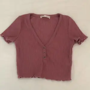 En kroppad tröja från pull&bear i rosa som jag köpte föra sommaren och har använt ungefär 2 gånger så den är som ny. Den är i storleken XS. Om du har någon fråga eller vill ha fler bilder kontakta mig(: (Frakten ingår inte i priset)