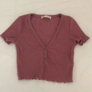PULL&BEAR topp - En kroppad tröja från pull&bear i rosa som jag köpte föra sommaren och har använt ungefär 2 gånger så den är som ny. Den är i storleken XS. Om du har någon fråga eller vill ha fler bilder kontakta mig(: (Frakten ingår inte i priset)